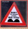 Tréfás vicces tábla (Baby on board loves big tits!)